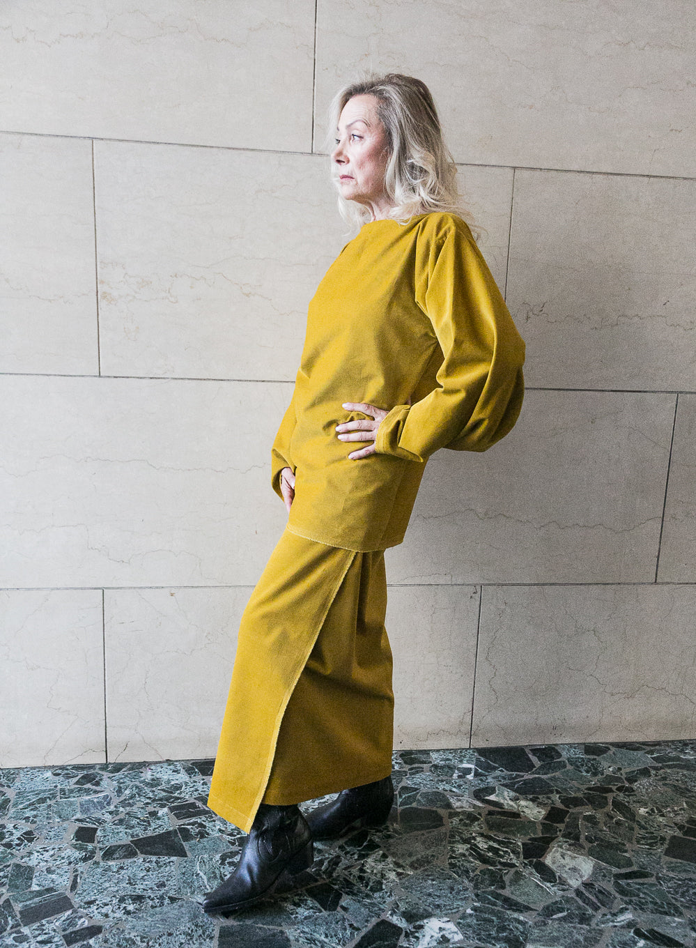 Long sleeves bateau collar shirt
